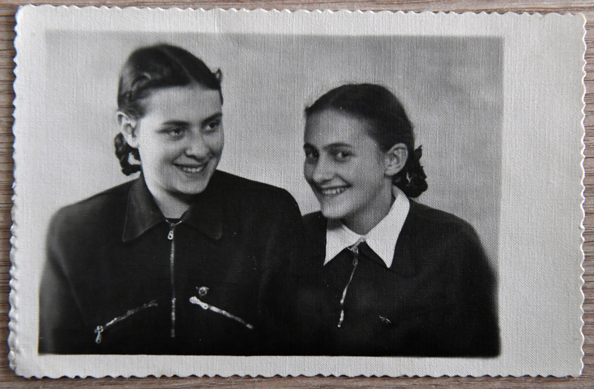 Сусанна Печуро (слева) с двоюродной сестрой Еленой Афроимовой. Ленинград, август 1950 года. Из личного архива Алексея Макарова