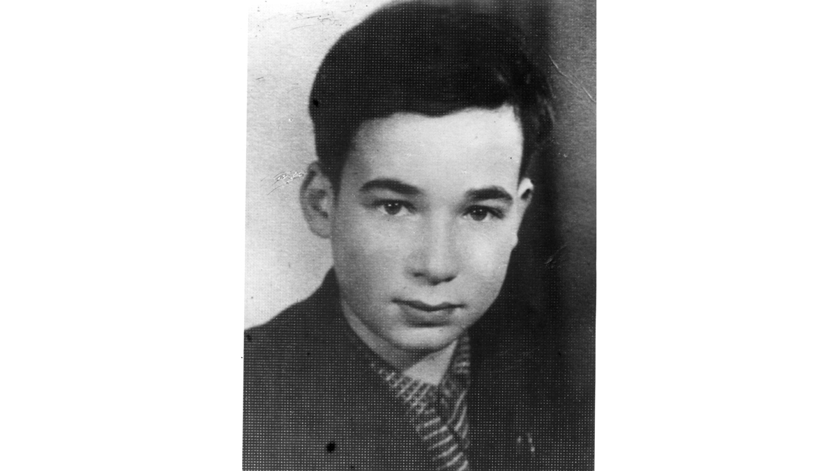 Борис Слуцкий. Место съемки неизвестно, 1945 год. Из личного архива Максима Пурыжинского