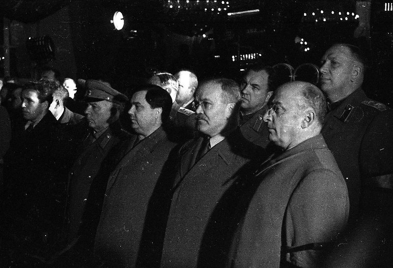 Виктор Абакумов и Георгий Маленков стоят в почетном карауле на похоронах Андрея Жданова. Слева направо: Алексей Кузнецов, Климент Ворошилов, Георгий Маленков, Вячеслав Молотов, Лаврентий Берия, во втором ряду (справа налево): Николай Воронов, Виктор Абакумов. Москва, сентябрь 1948 года. Фото: «Мультимедиа Арт Музей»