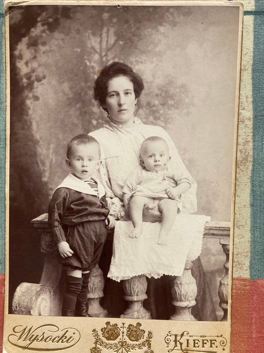 Клавдия Григорьевна с сыновьями Юрием (слева) и Павлом (на руках). Киев. Начало 1900-х годов