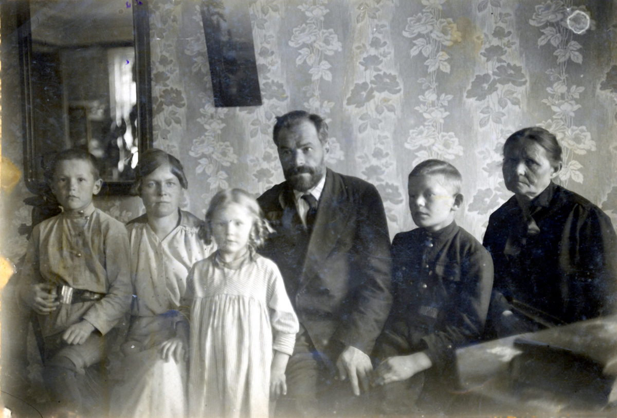 Семья Степановых (слева направо): Павел (дедушка Яна Рачинского), Клавдия Григорьевна (урожденная Куликовская), Татьяна, Петр Николаевич Степанов, Юрий (Георгий), Зинаида Степановна Куликовская (мать Клавдии Григорьевны, урожденная Стеблин-Каменская). Младшей дочери Зинаиды, родившейся в 1908 году, на снимке нет. Уфа. 1910-е. Из личного архива Яна Рачинского