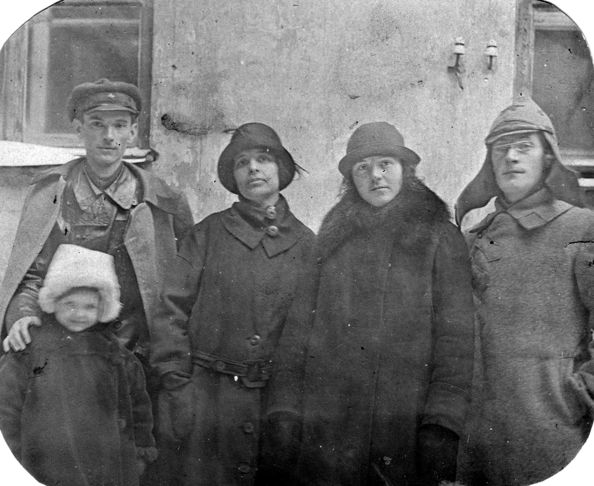 Вторая слева — Нина Львовна Закожурникова (урожденная Чернявская), будущая жена Павла Степанова (на фото — крайний справа). Лубны. 1924 год. Из личного архива Яна Рачинского