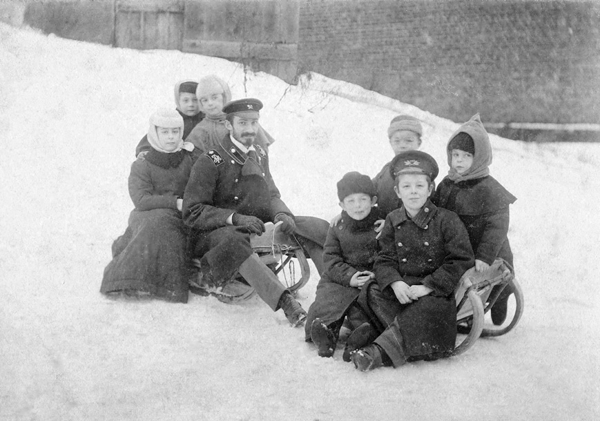 Георгий Тахтамышев с детьми во время катания на санках