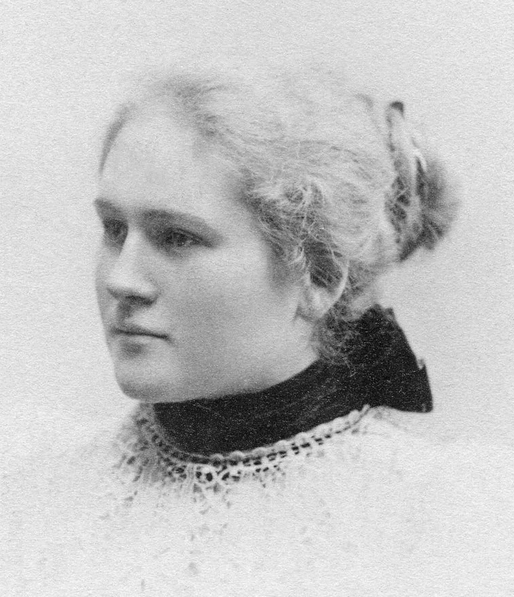 Будущая жена Георгия Тахтамышева Варвара Кононович. Петроград, вторая половина 1890-х годов. Фотограф: Эдуард Вестли. Из личного архива Натальи Тахтамышевой