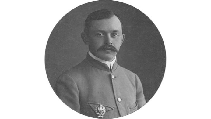 Павел Таллако в кителе с серебряным знаком об окончании ИИПС
